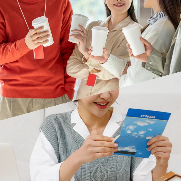 직원들이 커피를 들고 대화를 나누고, 통장을 바라보고 있다.