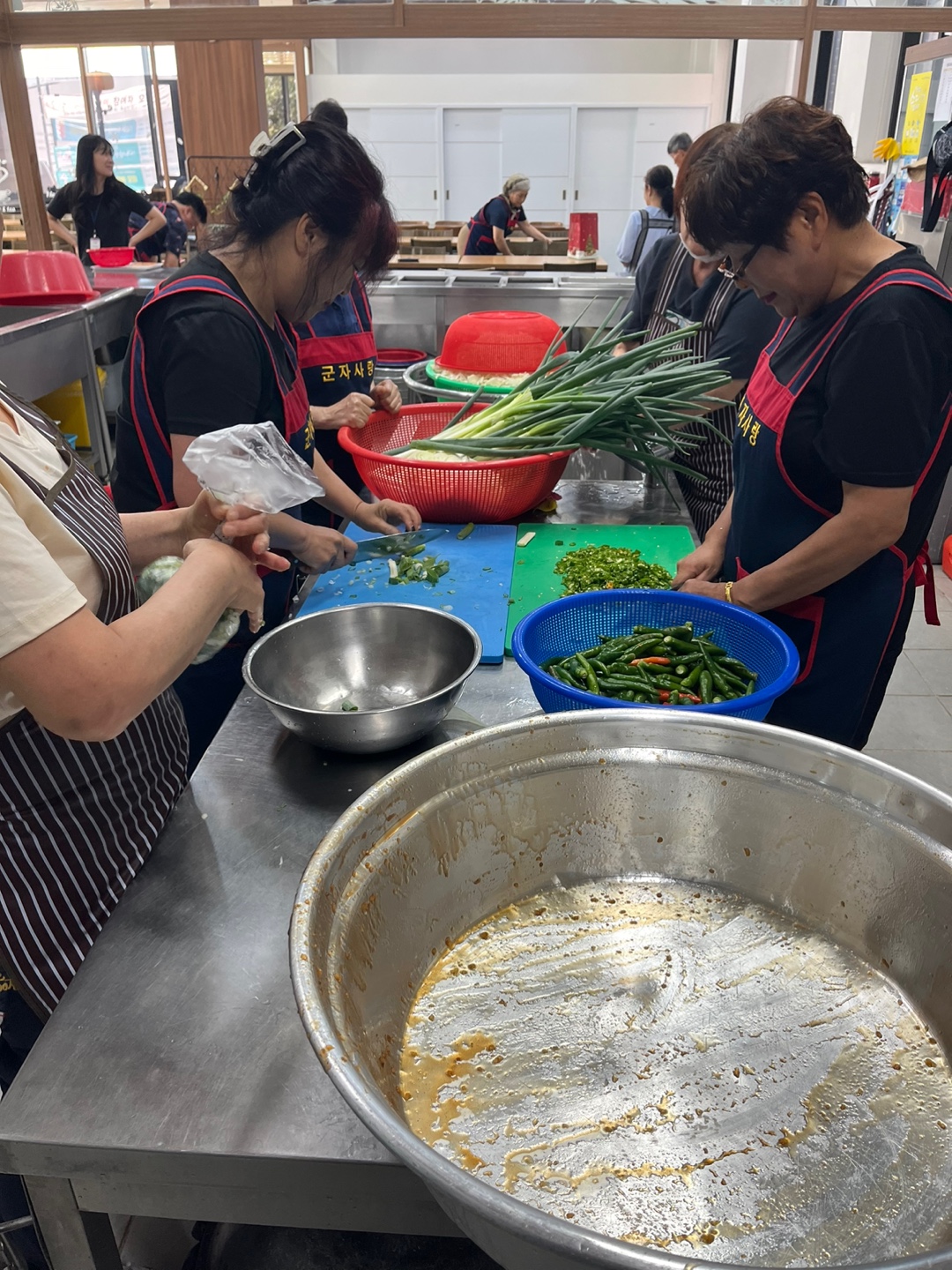 봉사자들이 요리를 하고 있다.
