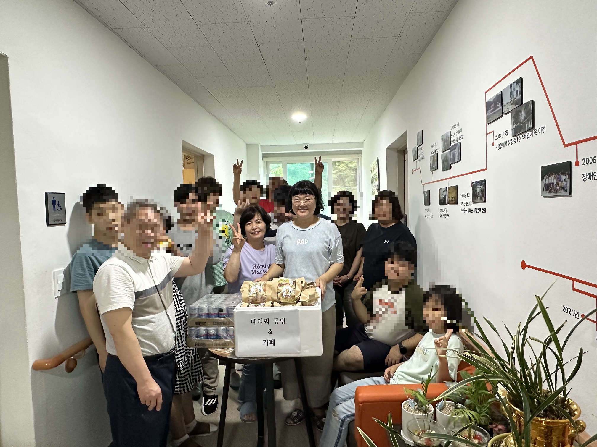 나눔 활동 진행 기념 사진을 촬영하고 있다.